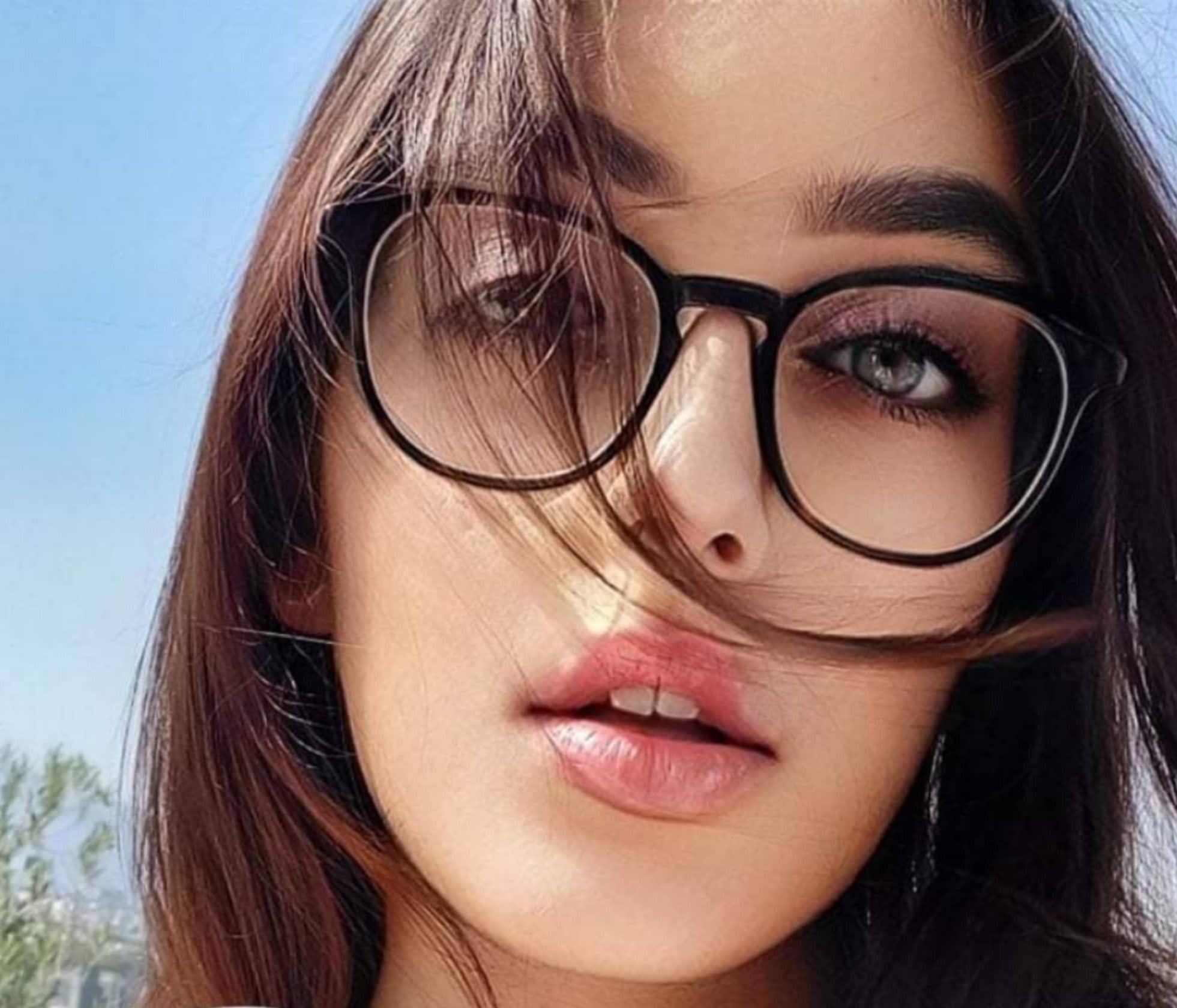 Your cute secret girlfriend 💜💛 profile image