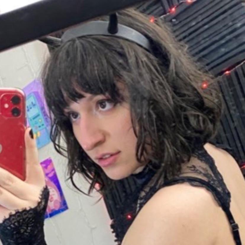 Roxanne Rom profile image