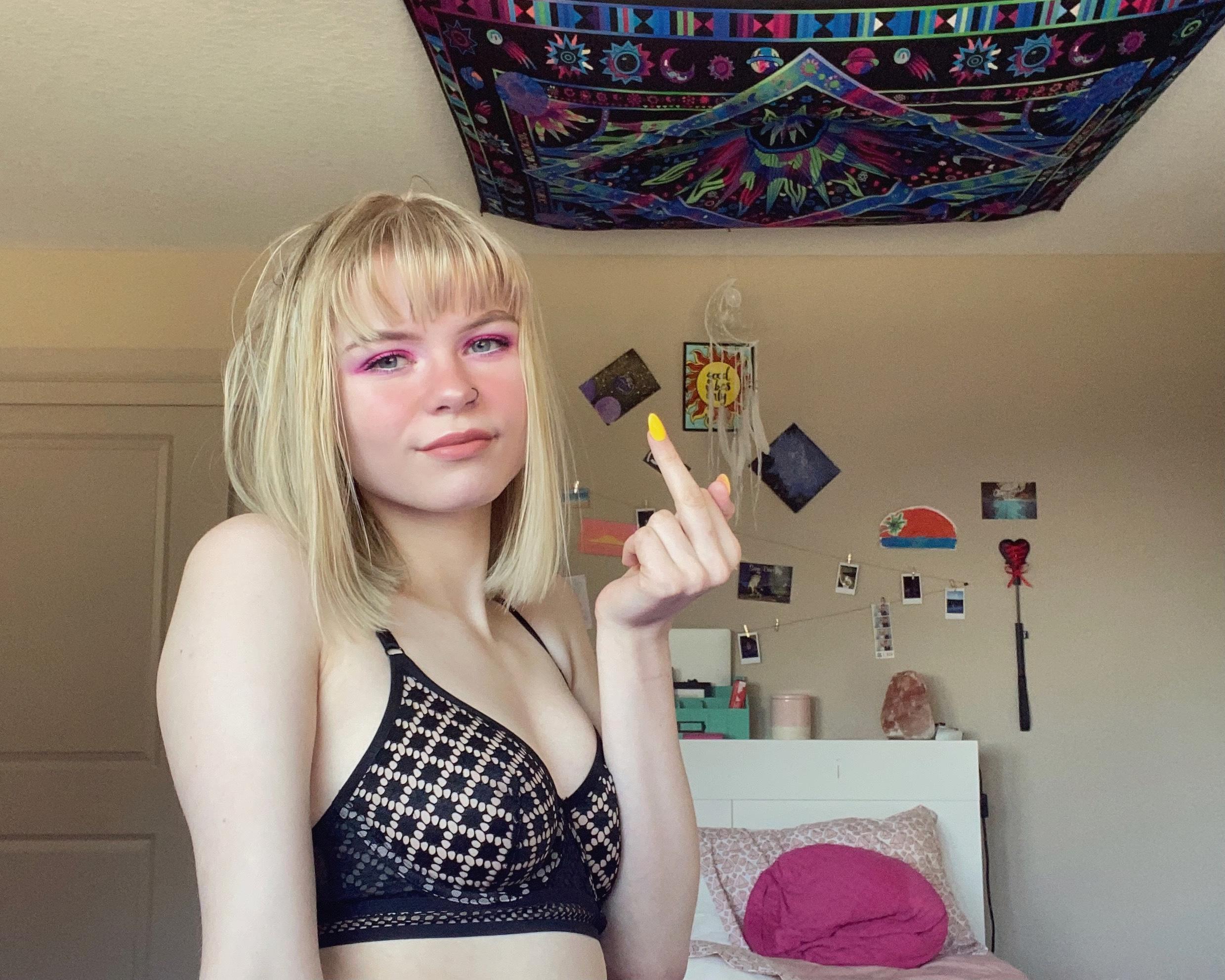 𝓗𝓸𝓷𝓮𝔂 profile image