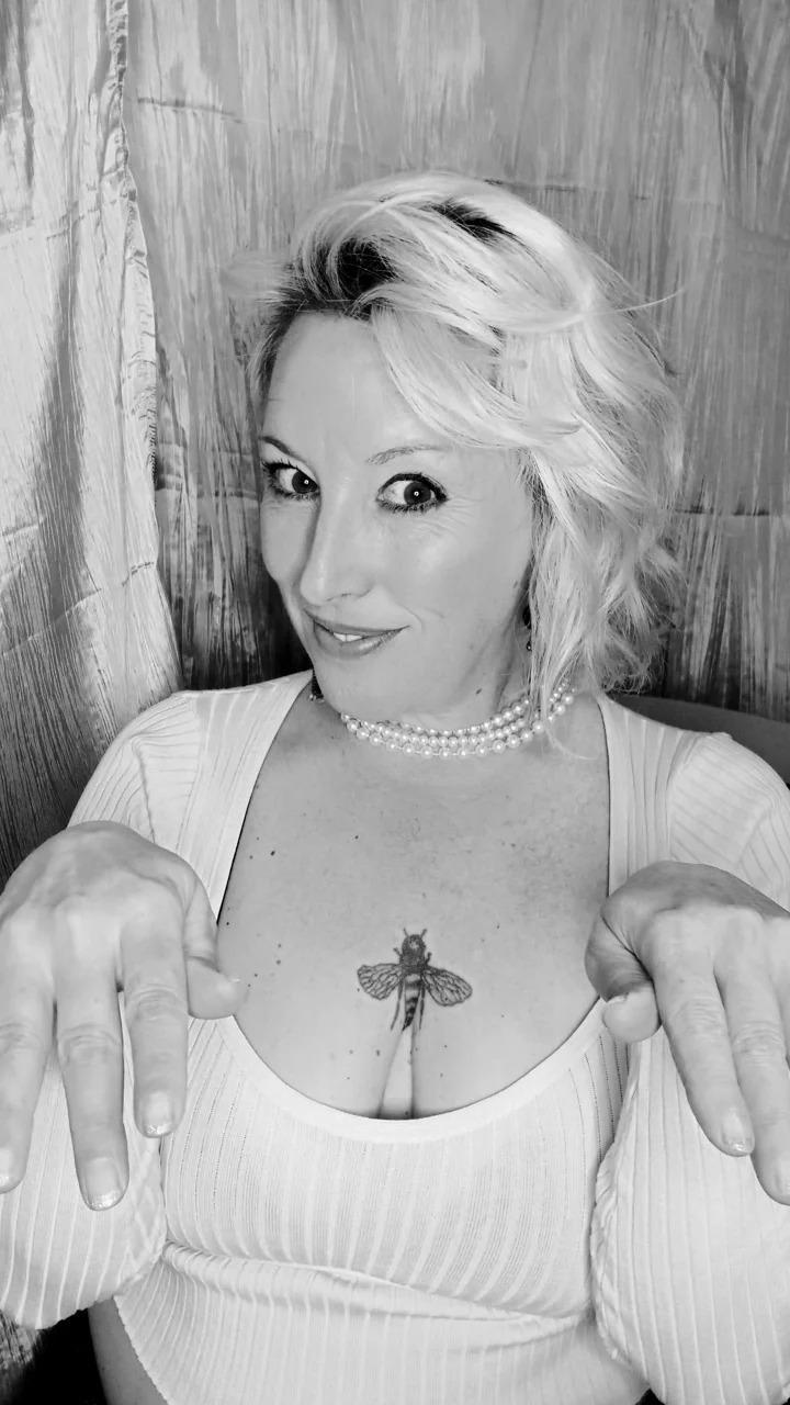 Molly Blingwall profile image