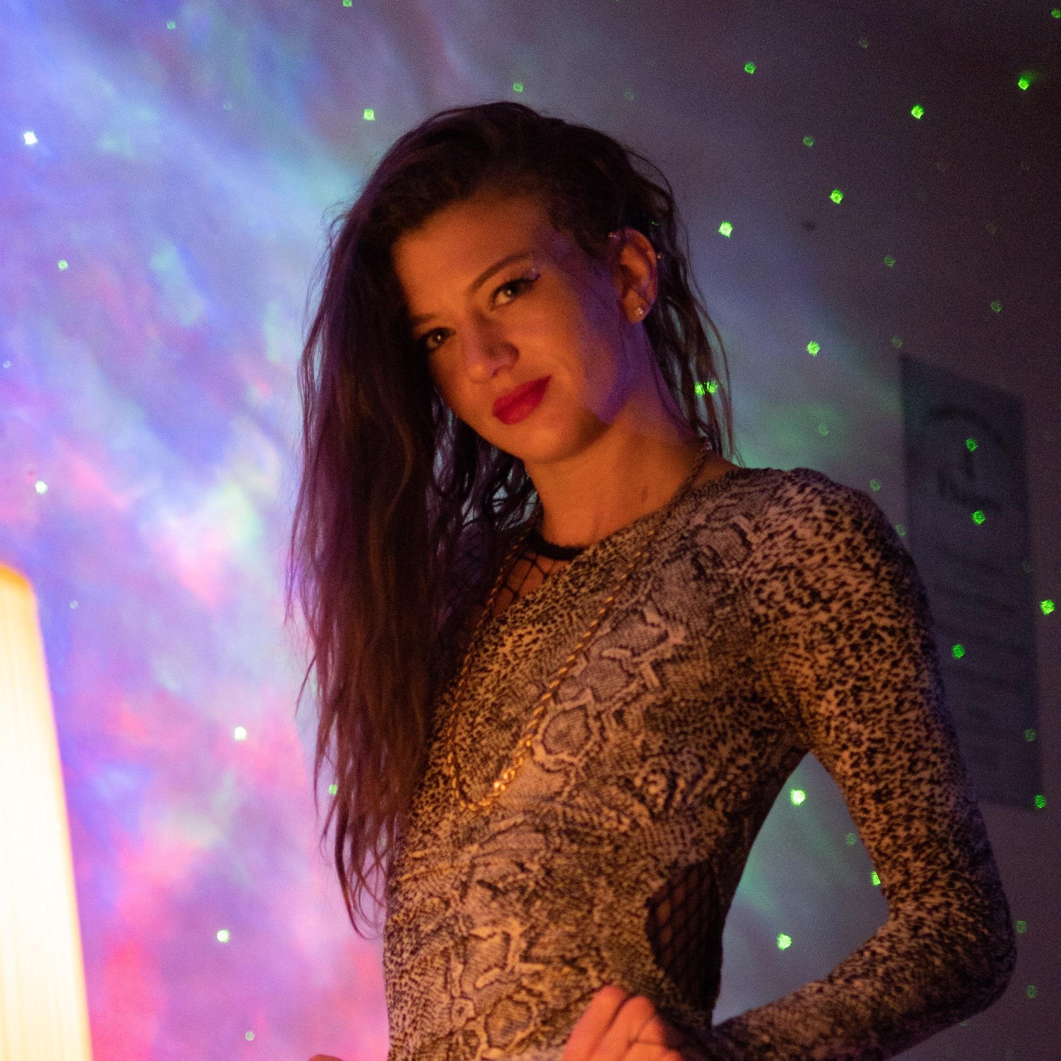 Tiny Angie profile image