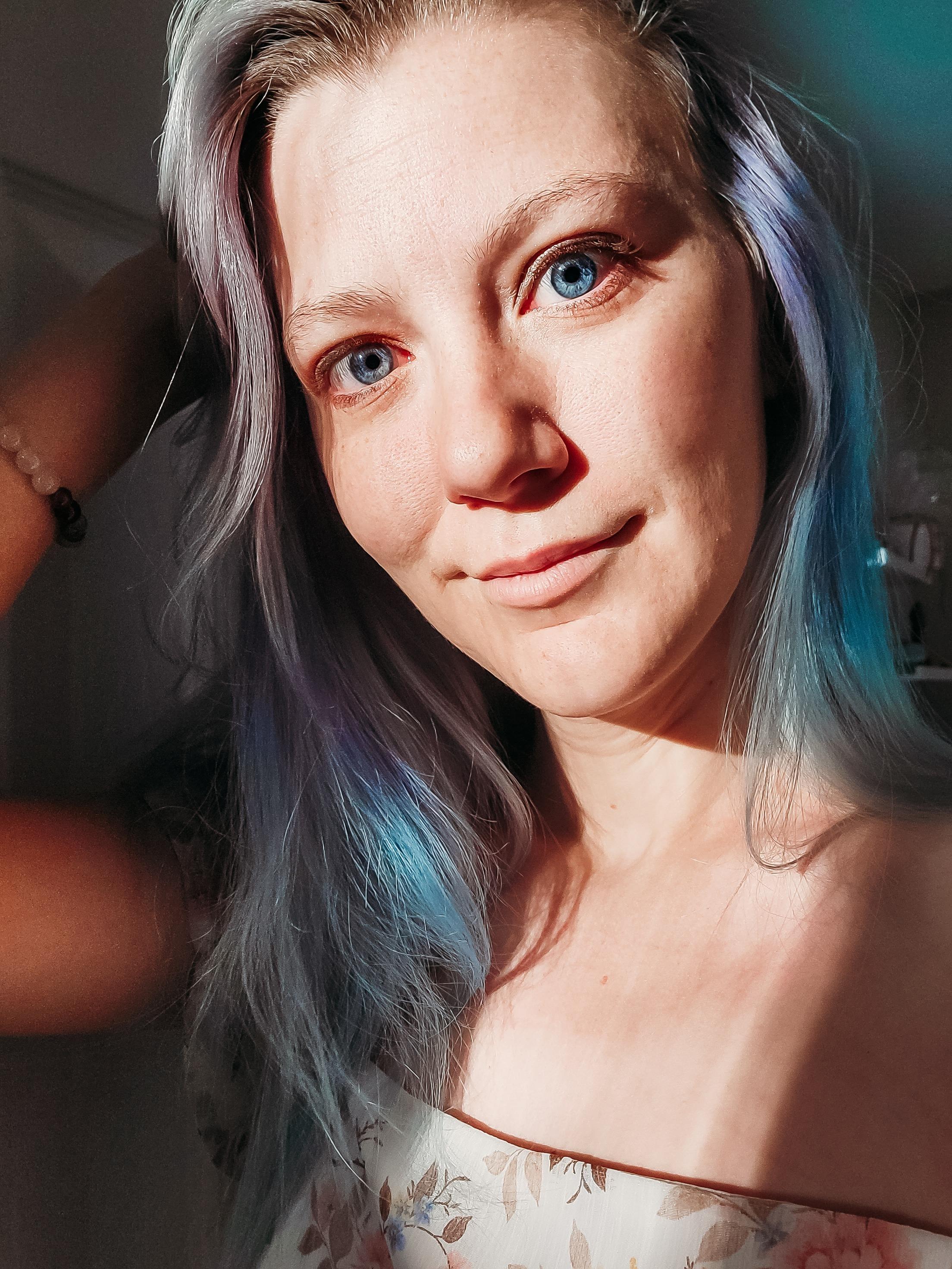 Lola M {free page} profile image