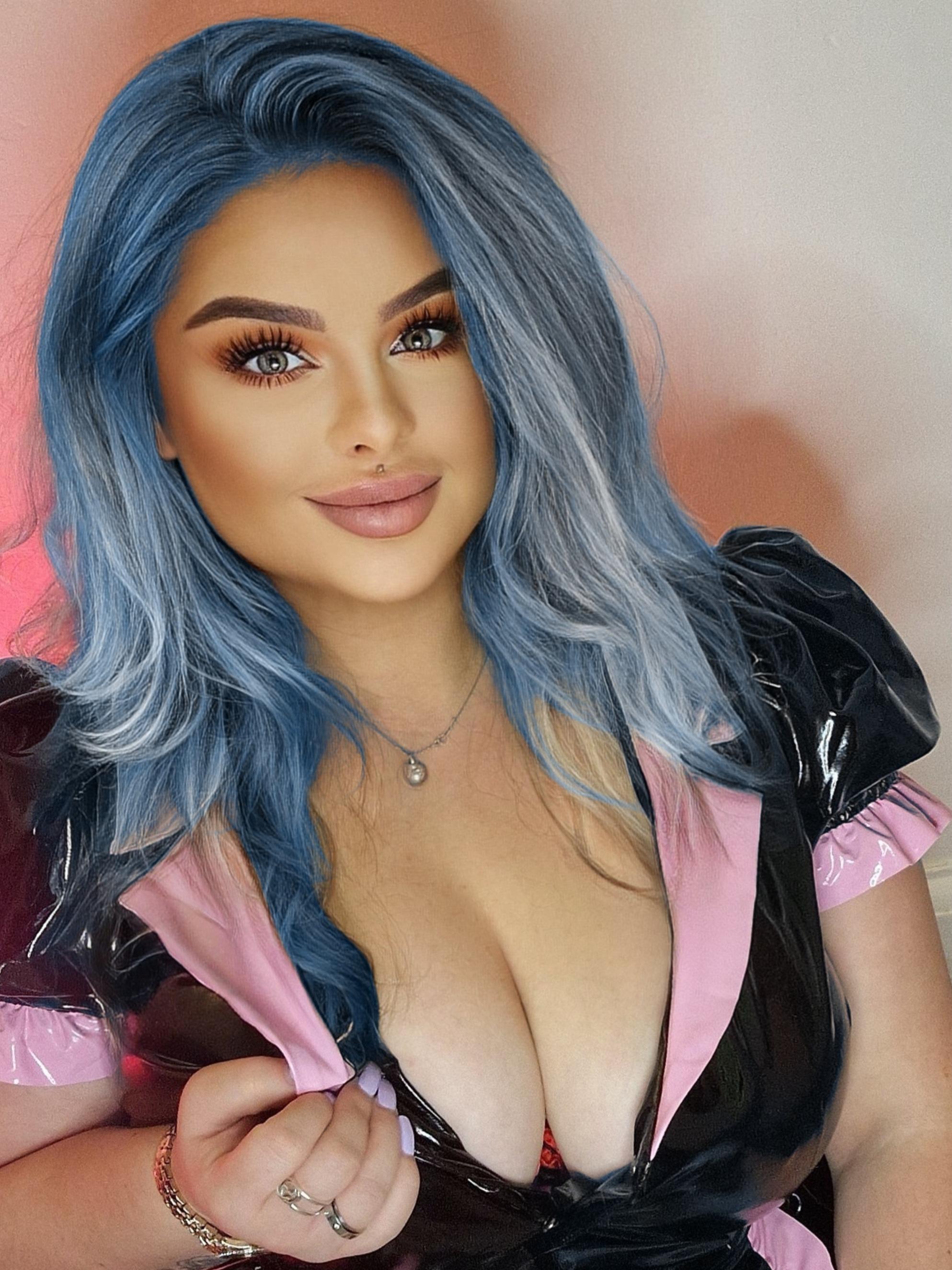 𝗢𝗻𝗹𝗶𝗻𝗲 𝘄𝗶𝗳𝗲𝘆 👧 profile image