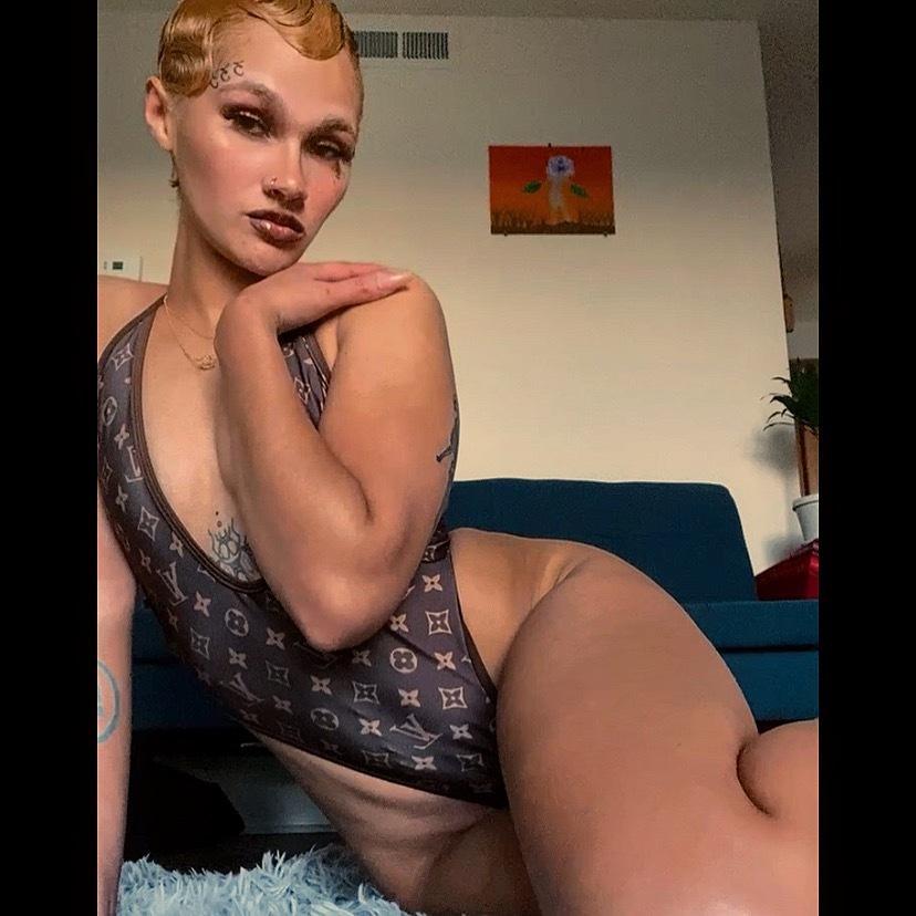 P I X I E 🧚🏼‍♂️ profile image