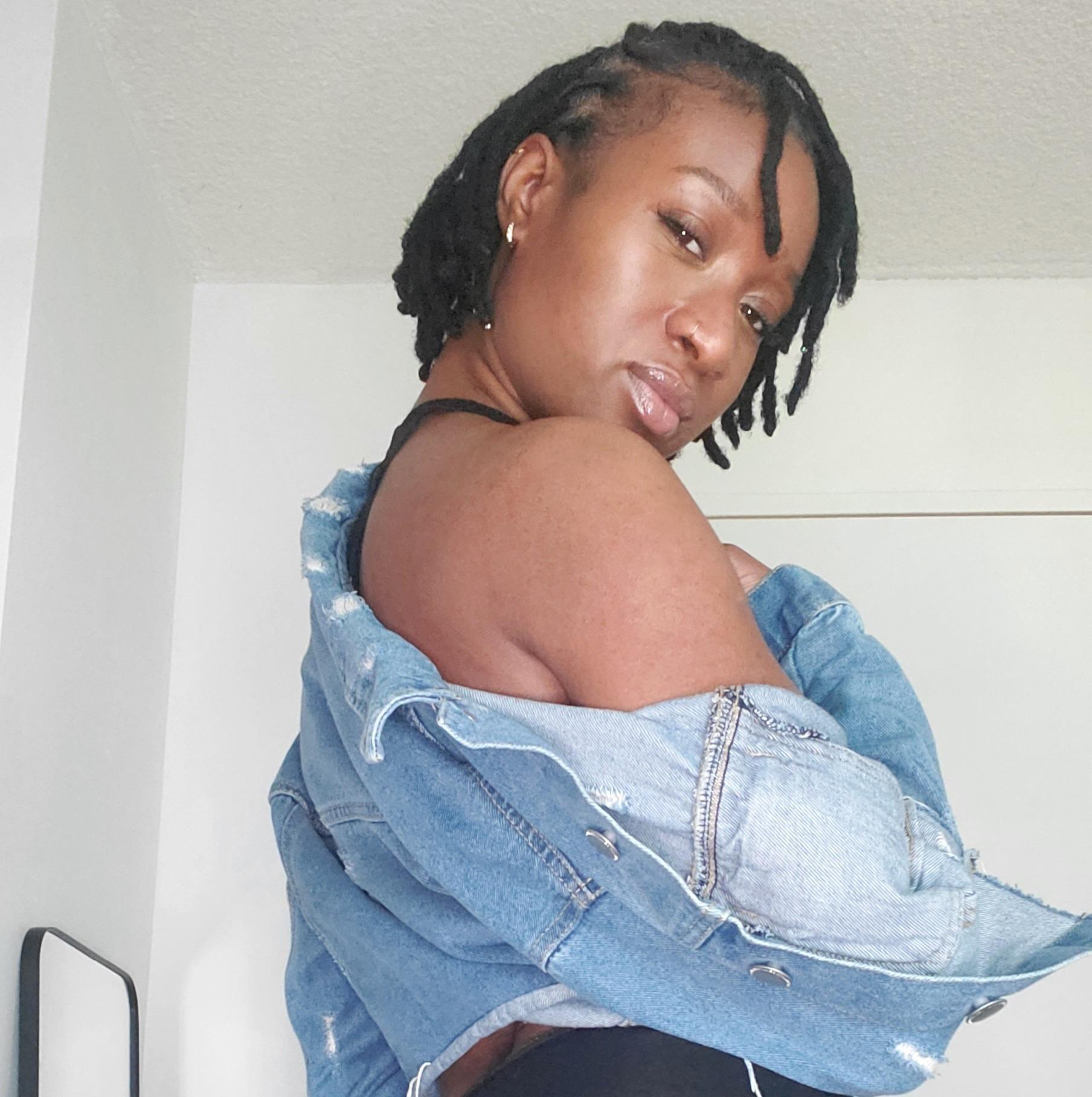 CHECK DM'S!!! 😈 profile image