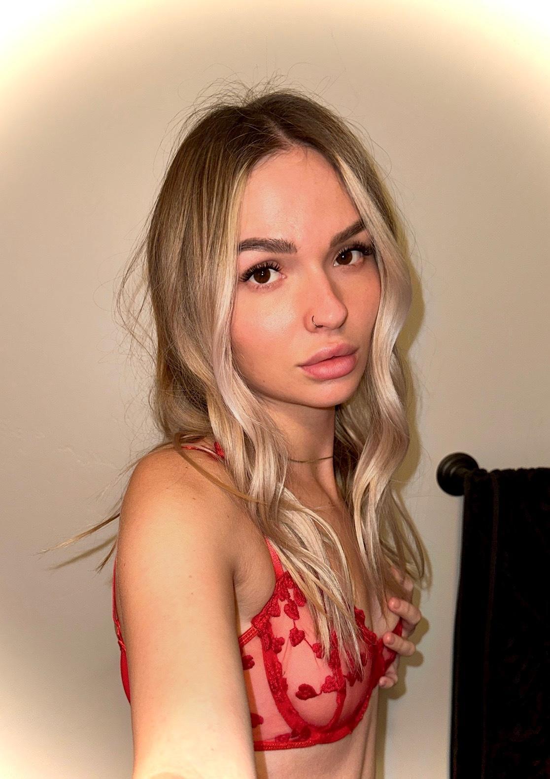 Freshman living @ home 🤪💖 lets link profile image