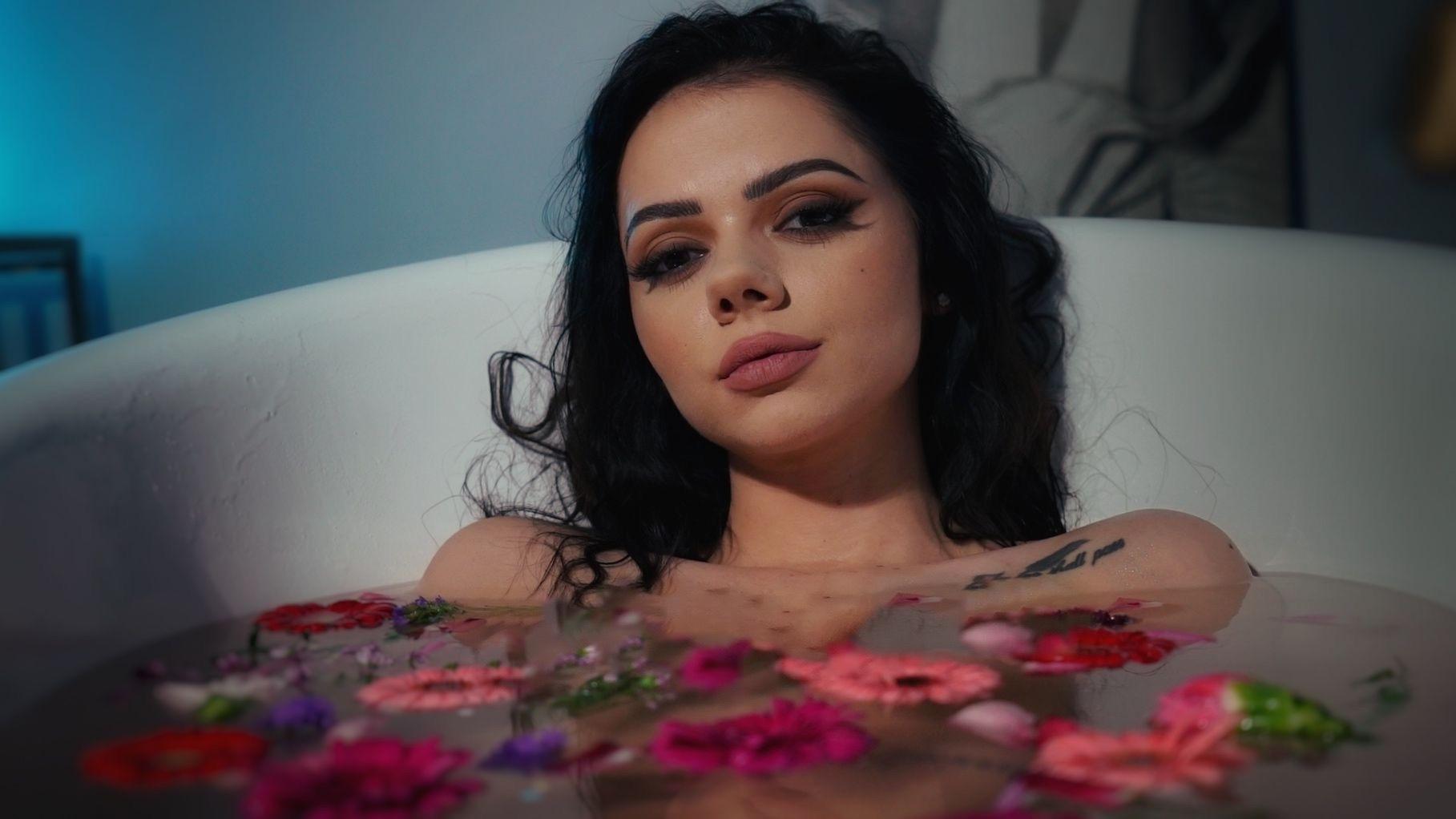 E Z Z Y ♡︎ profile image