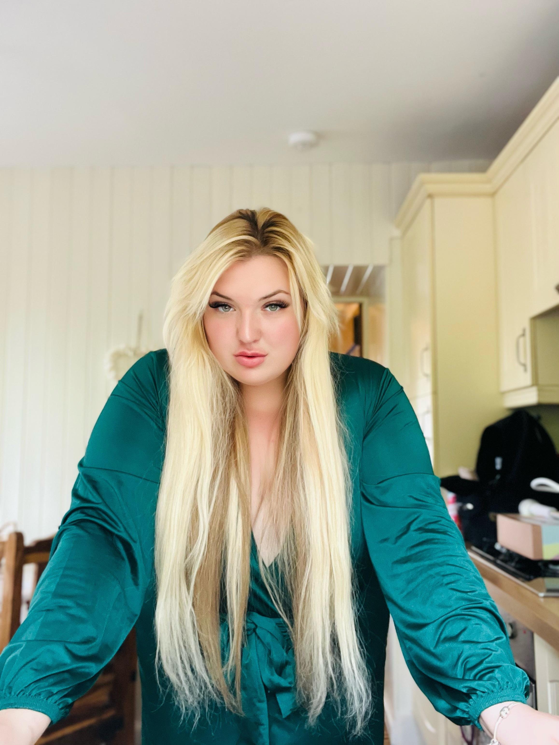 𝘌𝘭𝘭𝘪𝘦𝘔𝘢𝘳𝘵𝘪𝘯 𝘚𝘘𝘜𝘐𝘙𝘛 𝘘𝘜𝘌𝘌𝘕😜 profile image