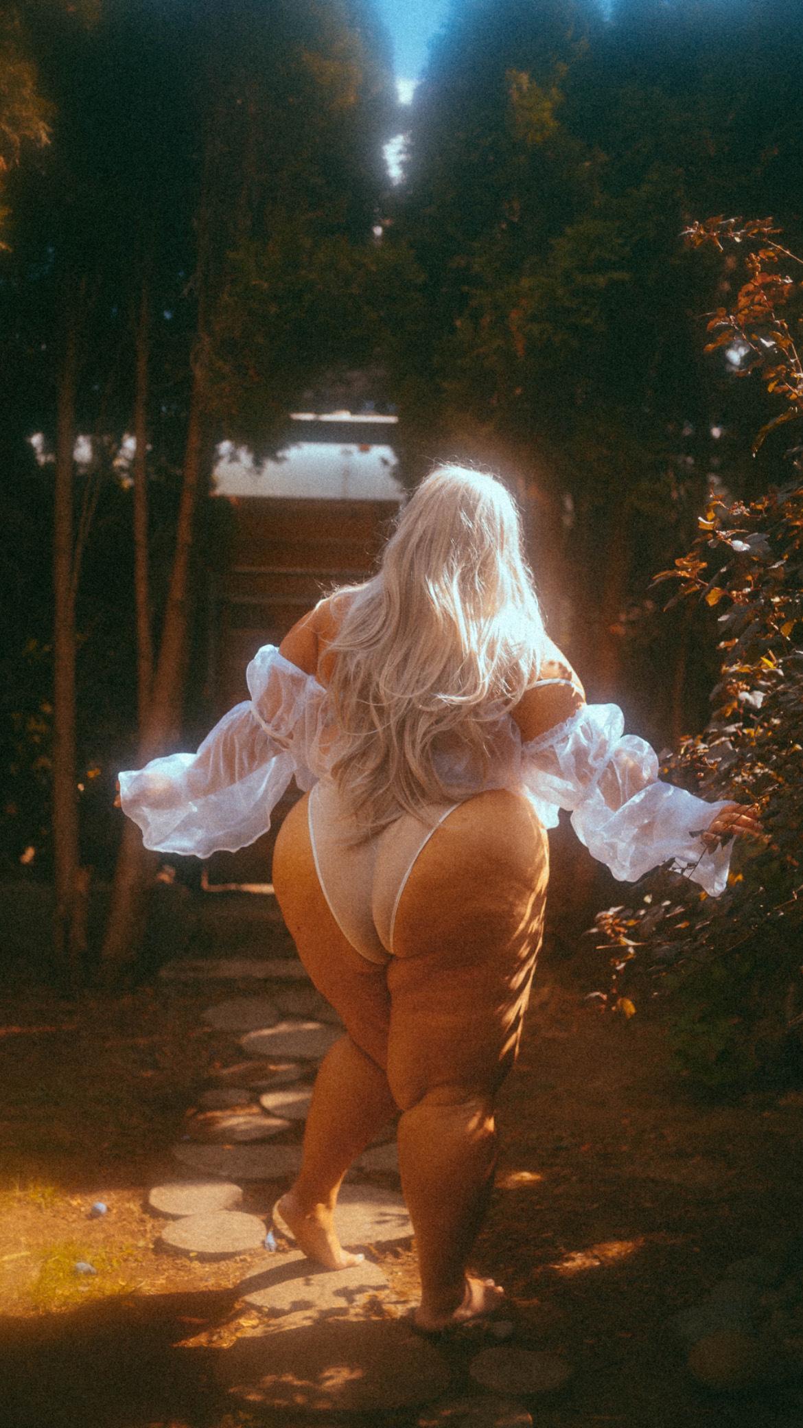 alexandra {fertile goddess} profile image