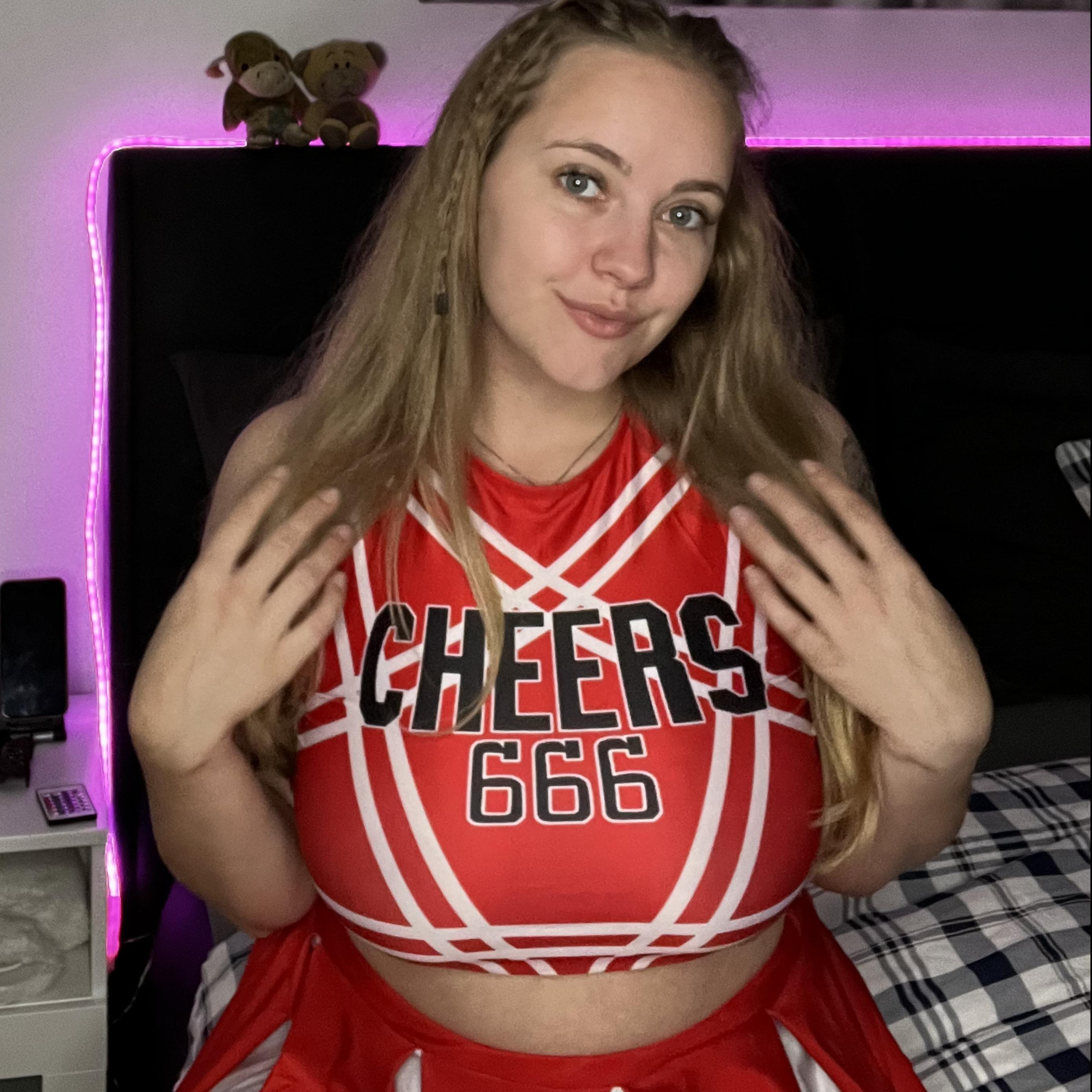 Julie 🎀 profile image