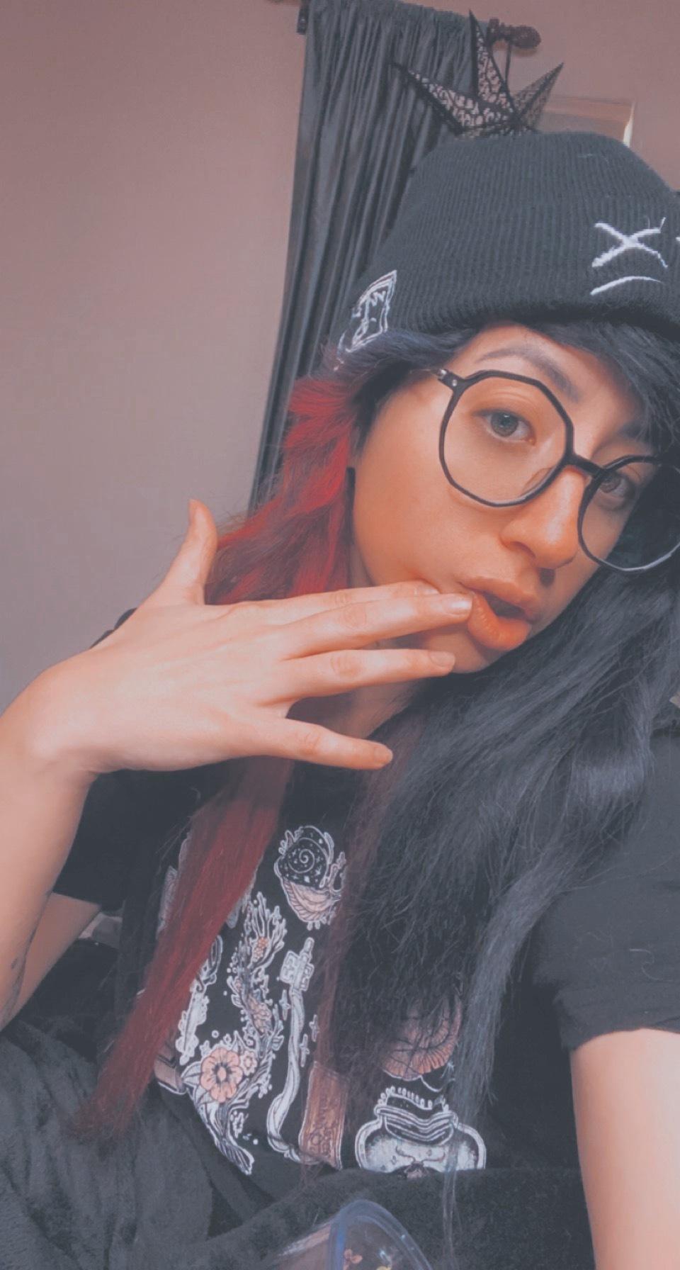 Poppy: B/G & Solo on Wall! 😈 profile image