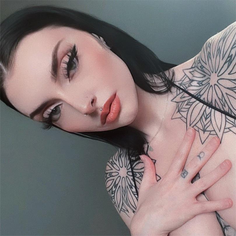 🎀 𝓦𝓲𝓷𝓷𝓲𝓮 𝓛𝓸𝓿𝓪𝓽 🎀 profile image