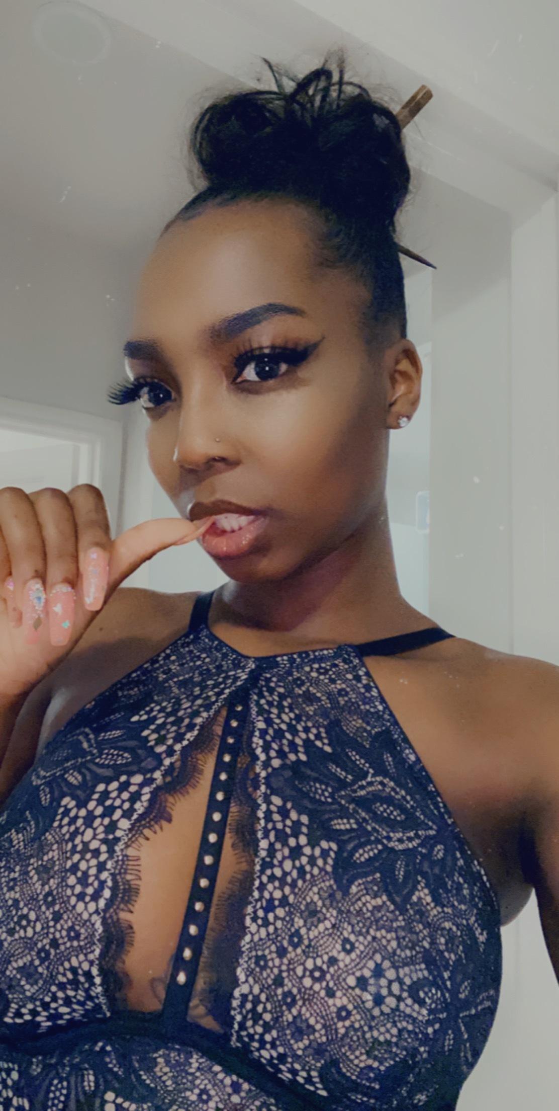 Lola Knox profile image