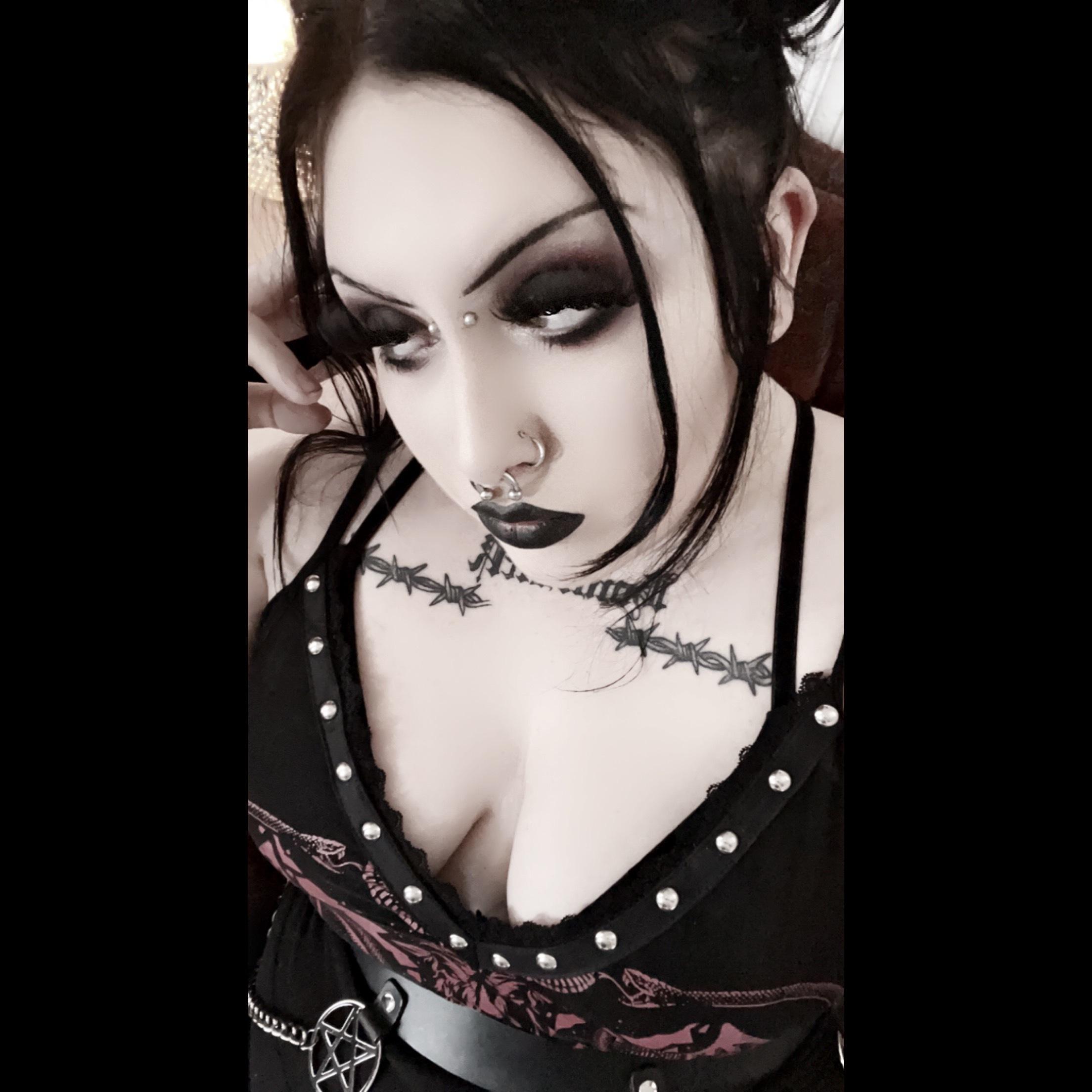 ur big tiddy goth gf🥀 profile image