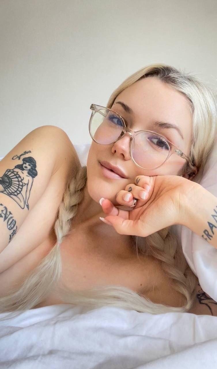 Innocent Isabelle 🍒 - Sexting Now 🍑 profile image