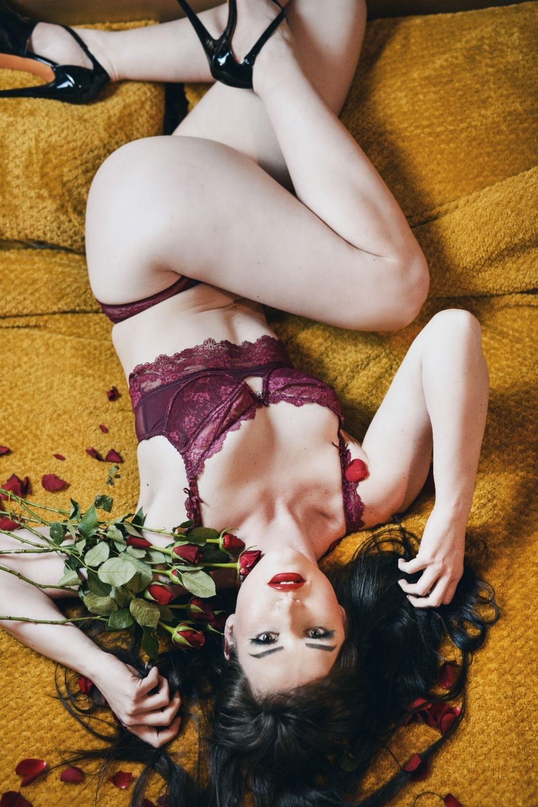 Vivienne l'Amour - BDSM & Fetish Goddess profile image