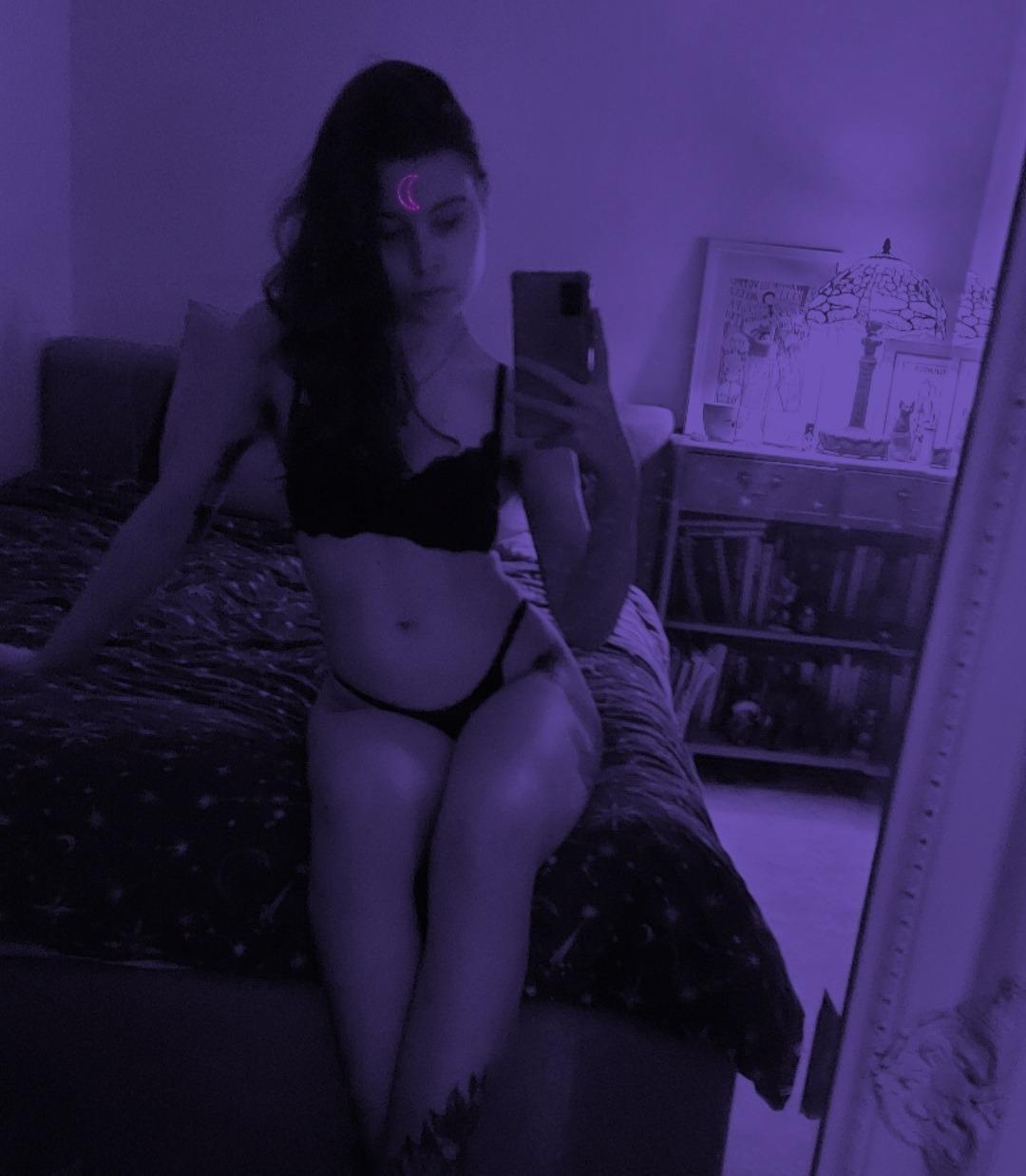 Ell 💜 your hairy, esoteric gf 🪐🔮✨ profile image