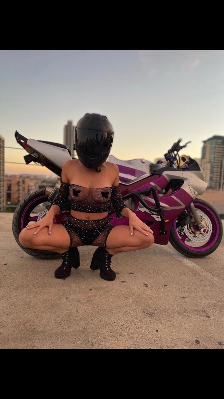 deniiXO profile image