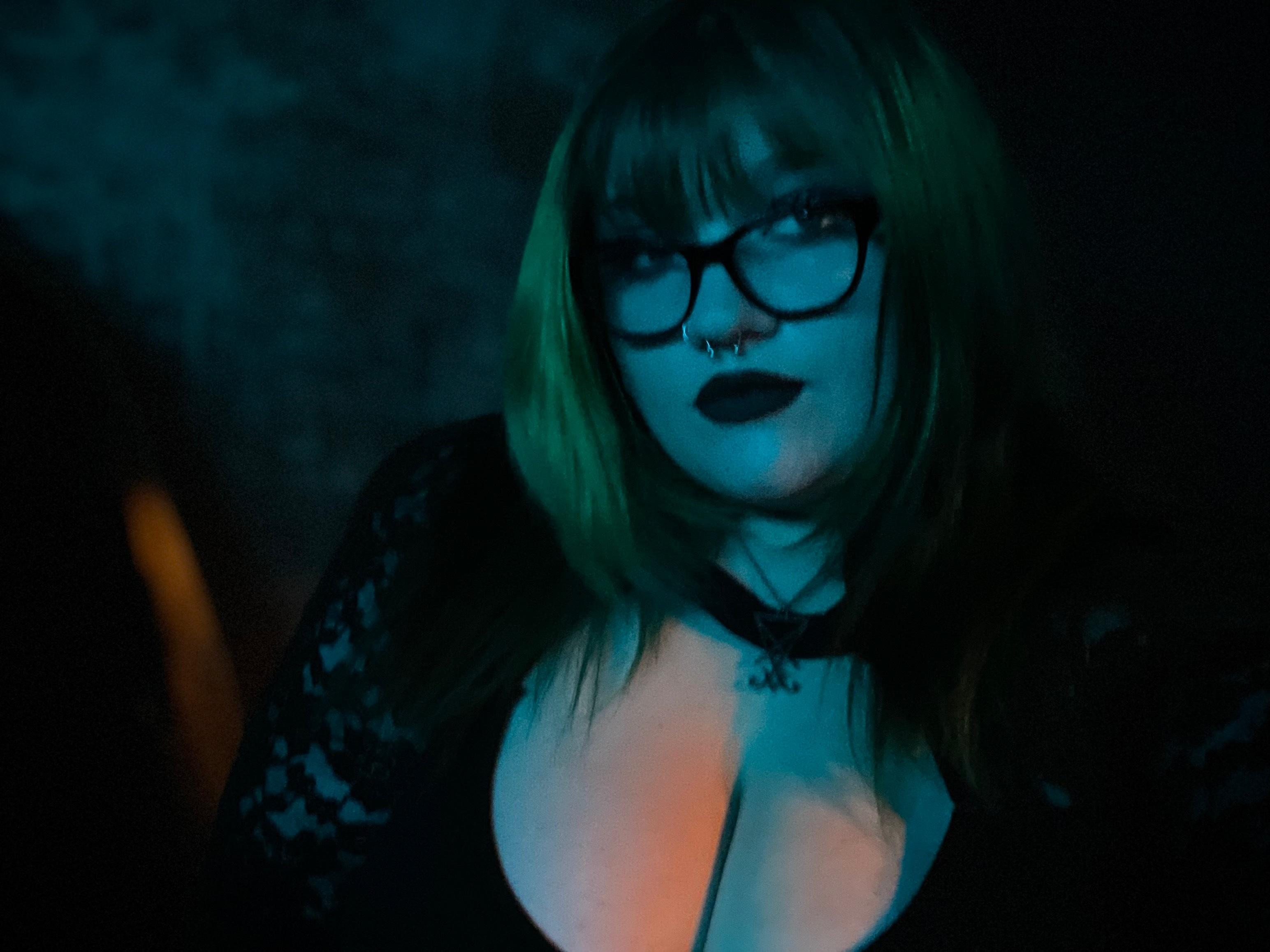 Big titty goth slūt profile image