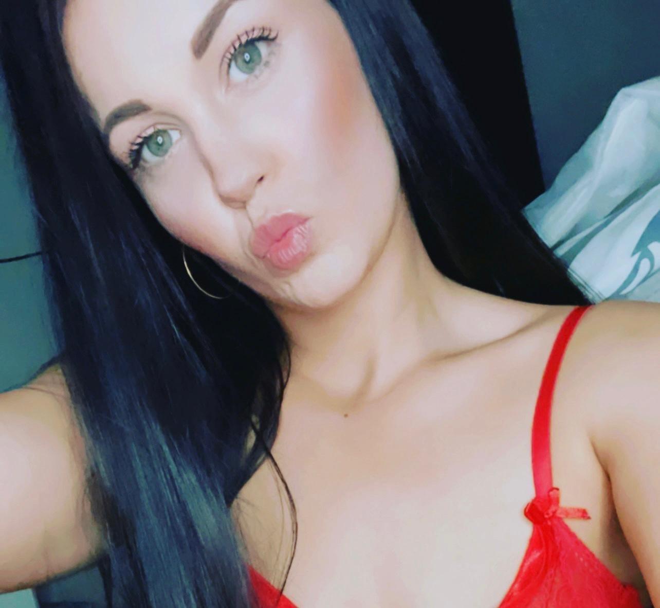 Brunette girl xo profile image